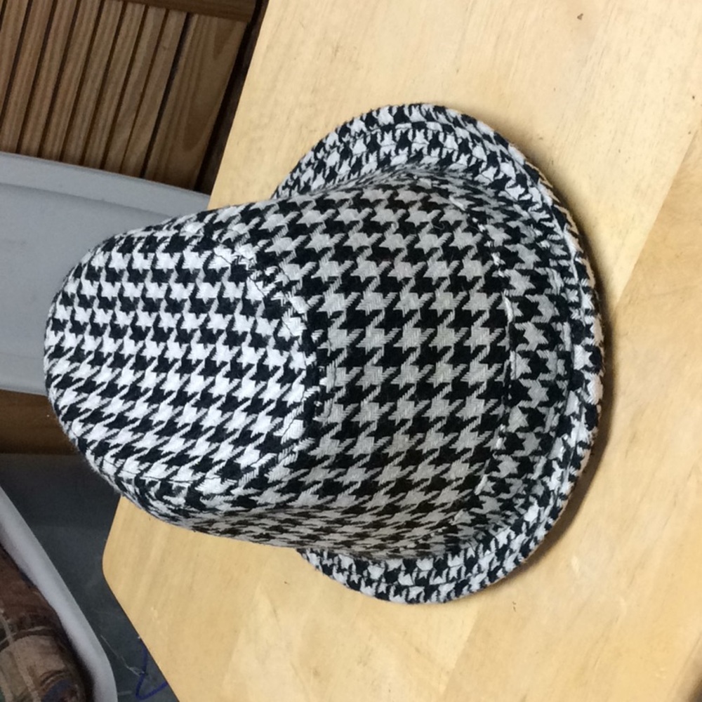 Black and white checker hat in m/l